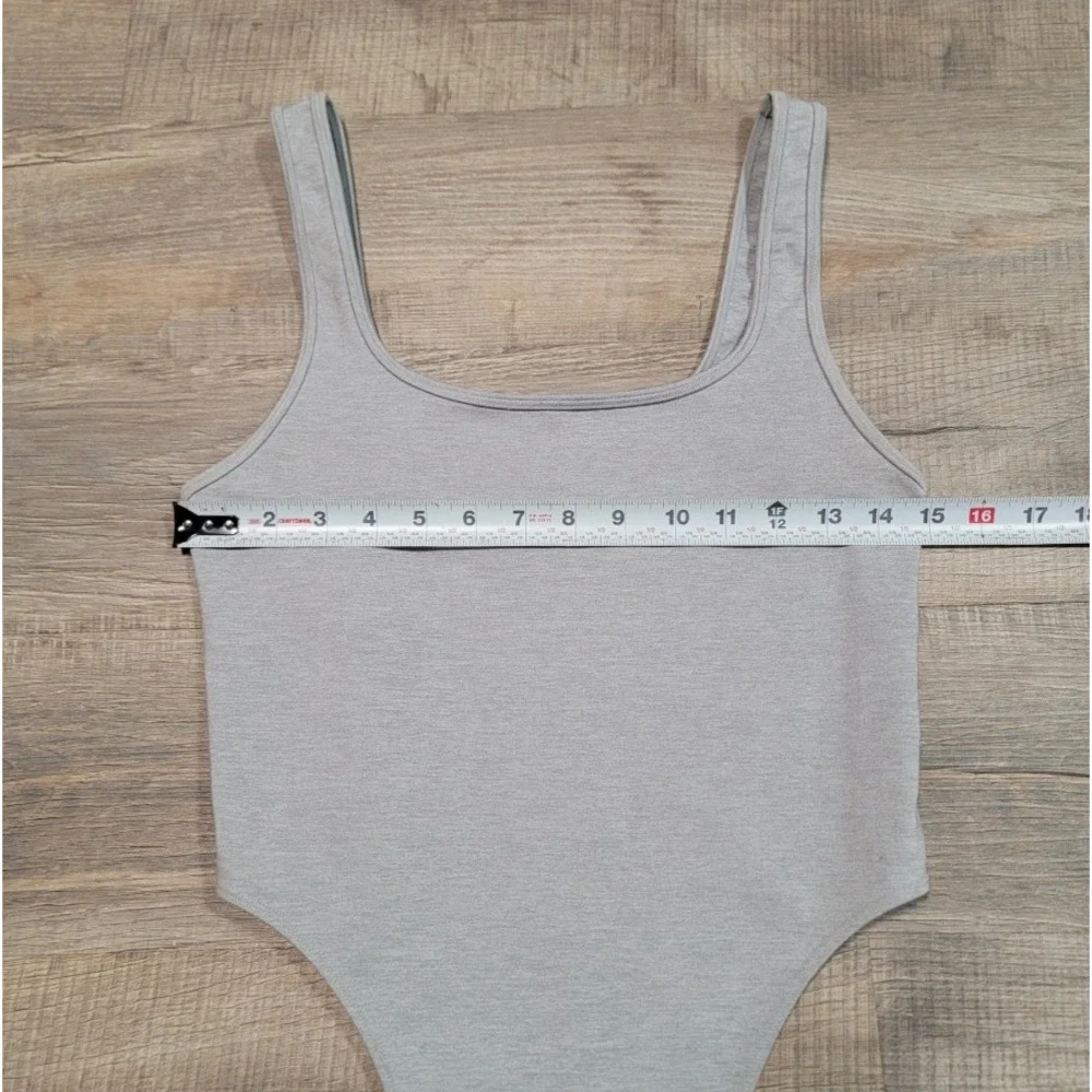 ALO Yoga Tank Bodysuit Top Size Medium Pull On Stretch Gray Scoop Neck Modern